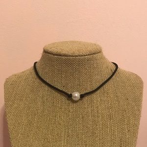 Single faux pearl black cord choker